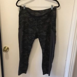 NWOT High Waisted Camo Capri Legging